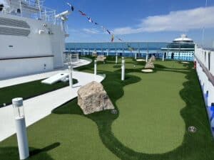 Mini-Golf Onboard Oceania Vista